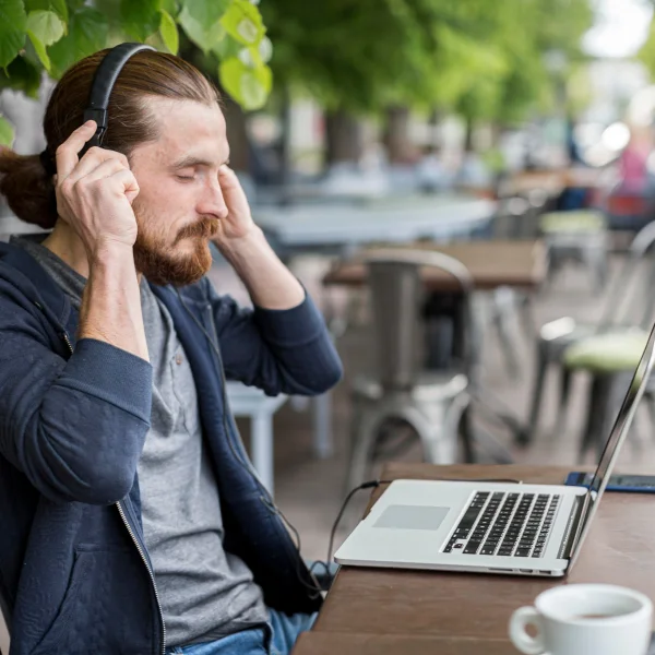 Un homme assis à une table, concentré sur ses pensées, dans un environnement calme et réfléchi.