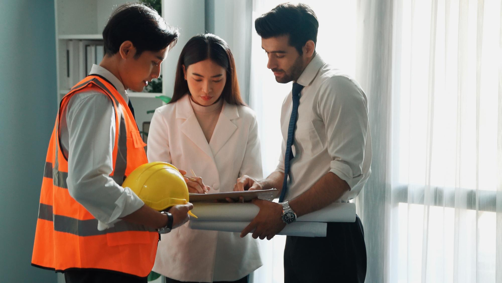Équipe professionnelle discutant des normes pour garantir des conditions de travail sécuritaires et équitables